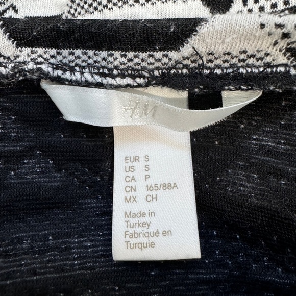 H&M Oversized Black and White Women’s Pullover Sweater (S) - Picture 5 of 6